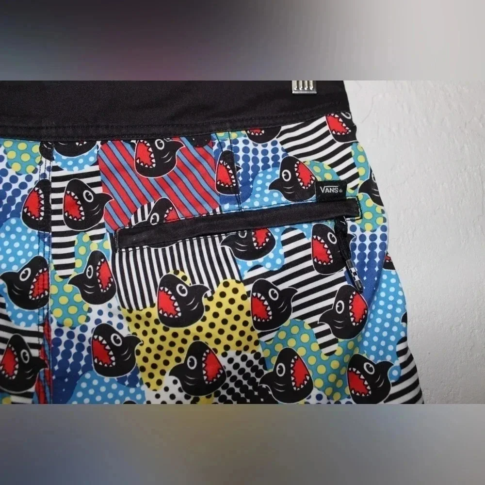 Boy’s Vans X Discovery Channel Shark Week Unlined Board Shorts Size 29/18